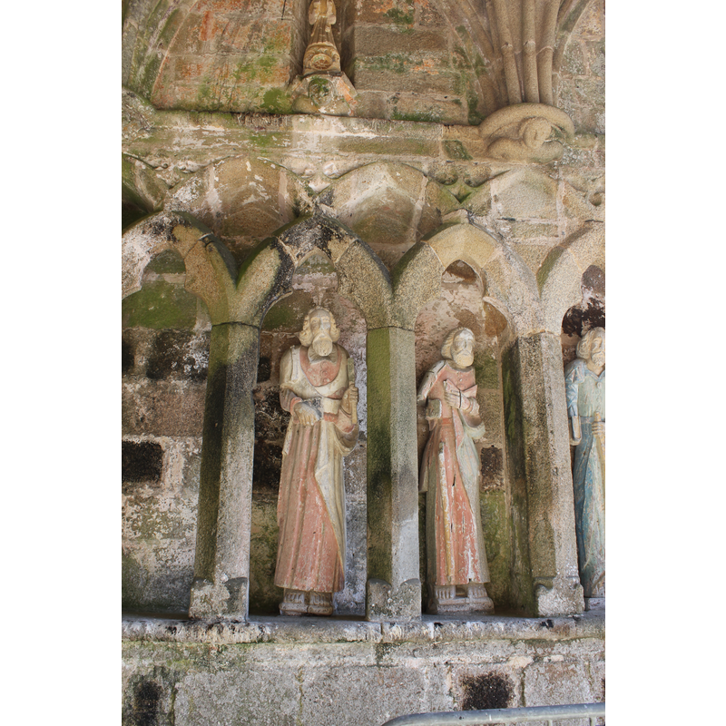 east side of the porch: six niches, five figures (one missing)