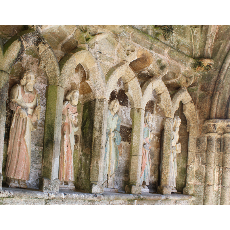 east side of the porch: six niches, five figures (one missing)