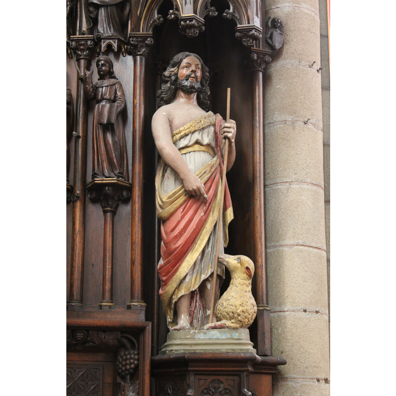 detail of the Tree of Jesse retable: side statue