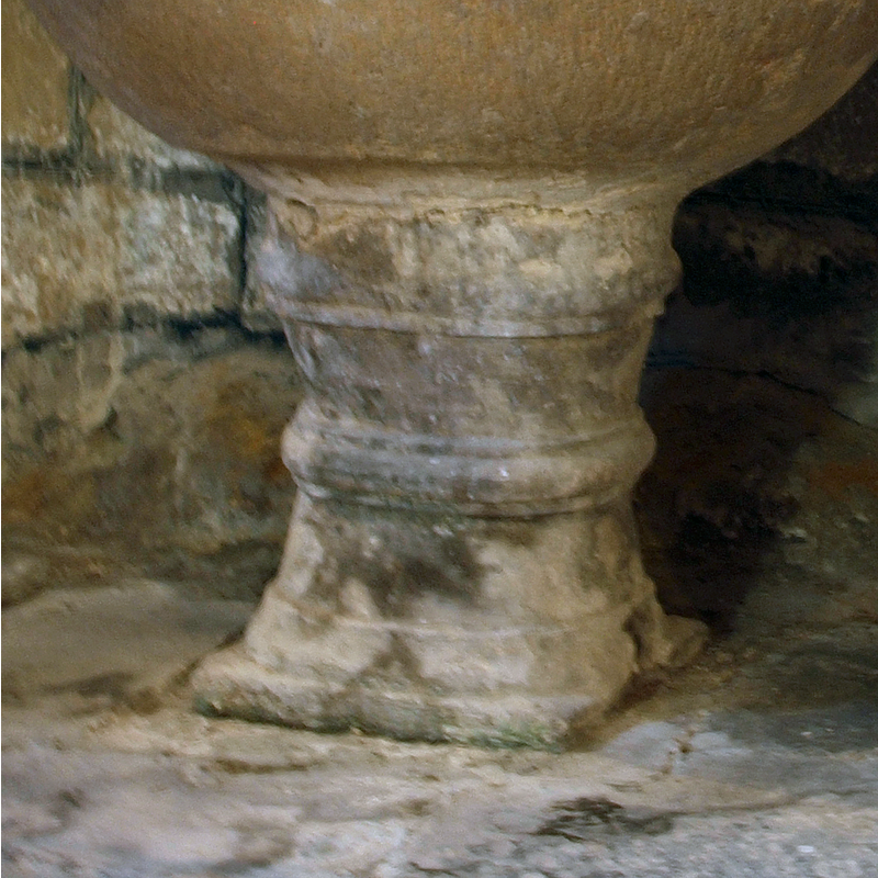 there appears to be a side drain cut into the right side of the base, at the bottom [cf. FontNotes]