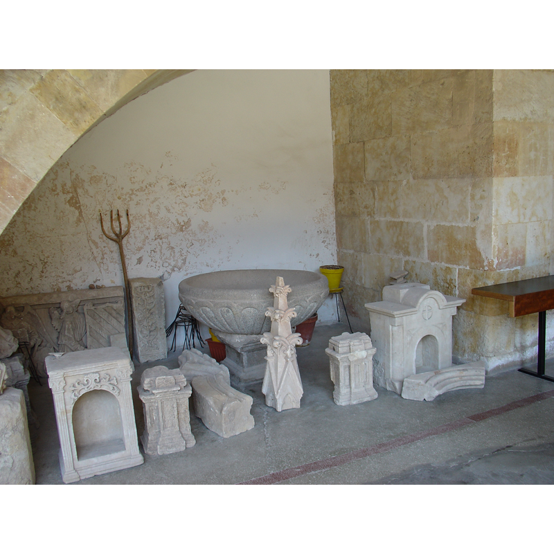a collection of stones in the Claustro de los Aljibes