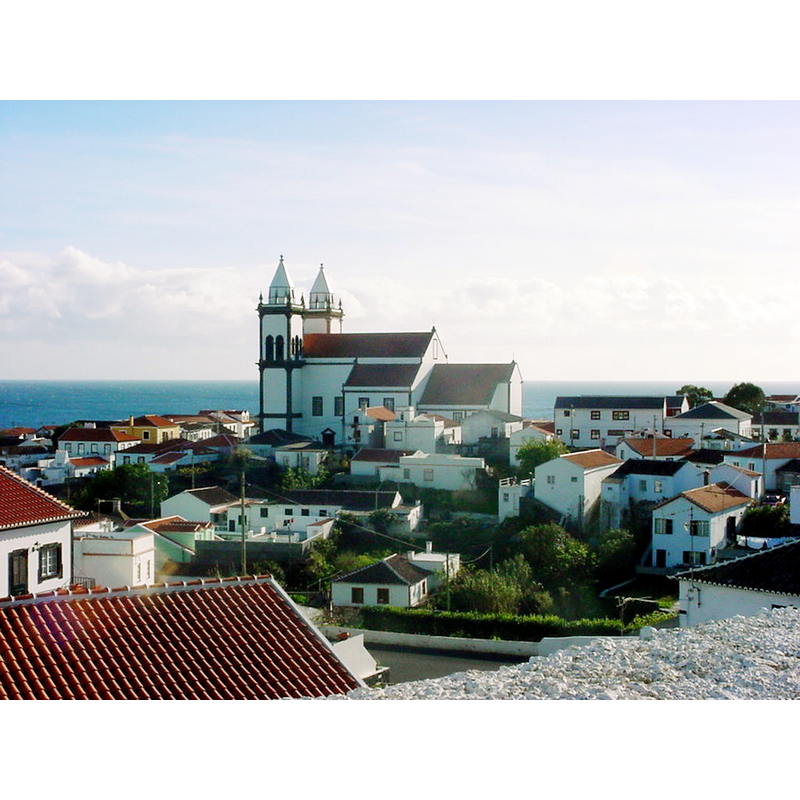 the new Church of São Mateus in the context of the town