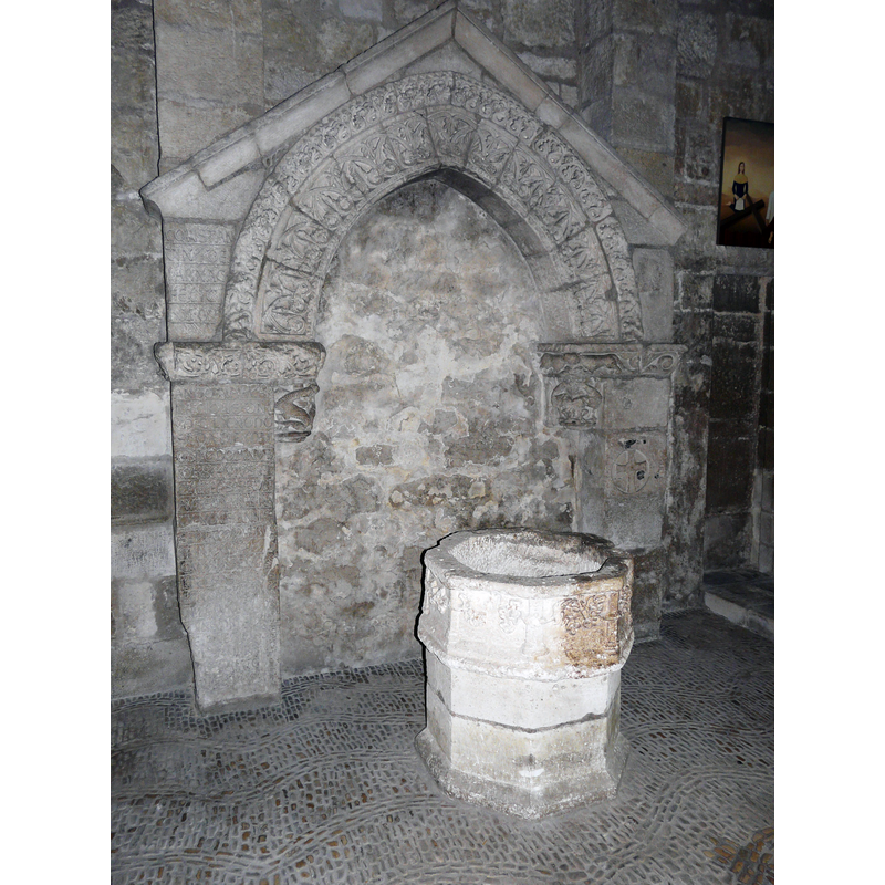the font by the tomb of Jean d'Asside