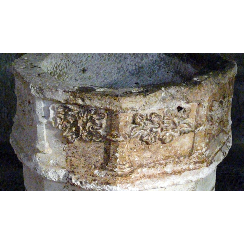 decorated columns at the angles