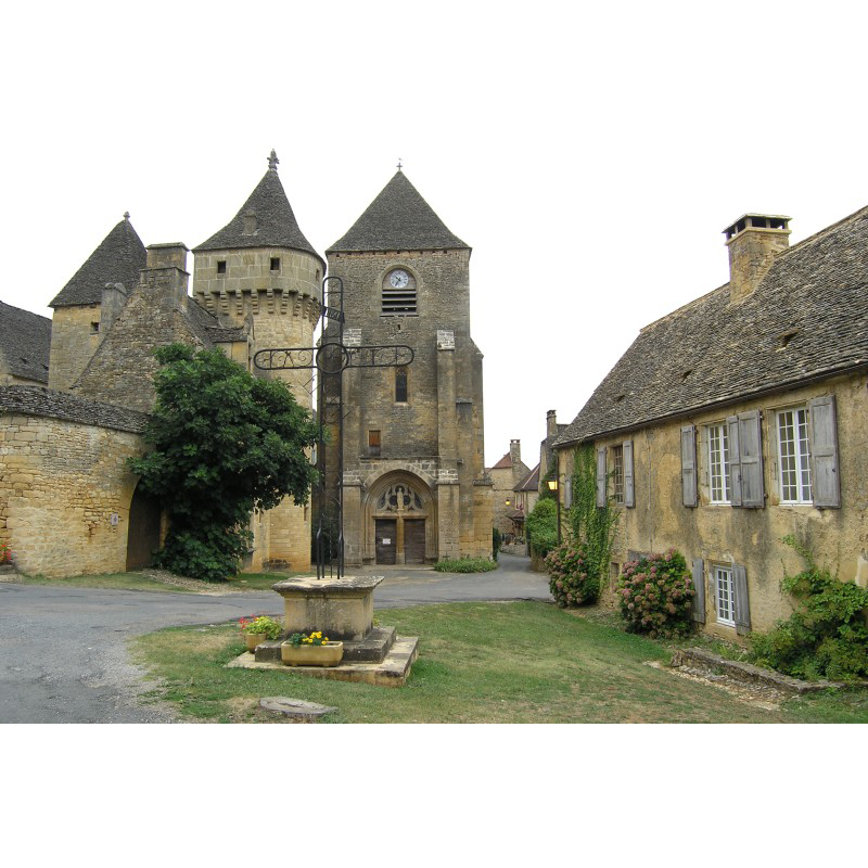 the castle next to the church is 16th-century; only the ruins of the 'donjon' of the nearby 13th-century castle survive