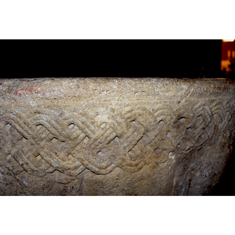 traces of reddish paint on the rim