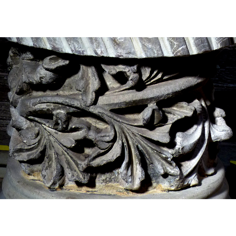 forming a wreath-like pattern all around