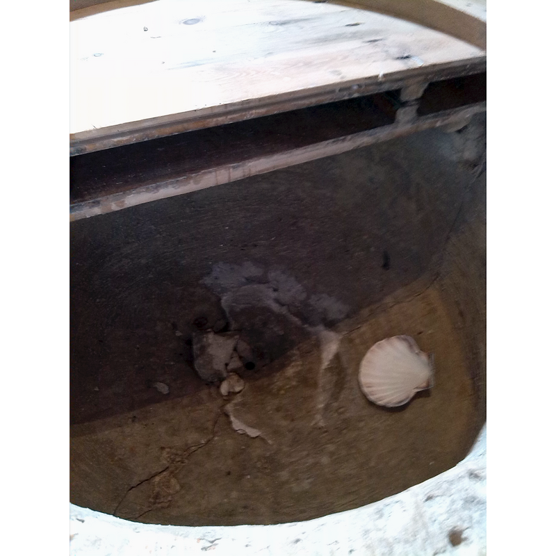 notice the diagonal through crack at the bottom