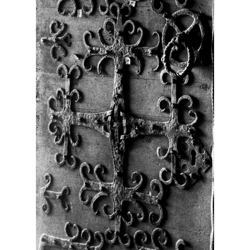 notice the interlace at the centre of the scroll cross