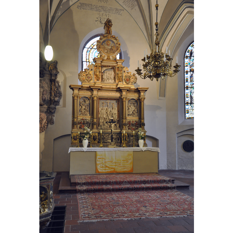made of limestone in 1609 by Samuel Hanauer -- a part of the font basin is visible in the foreground, left (north) side