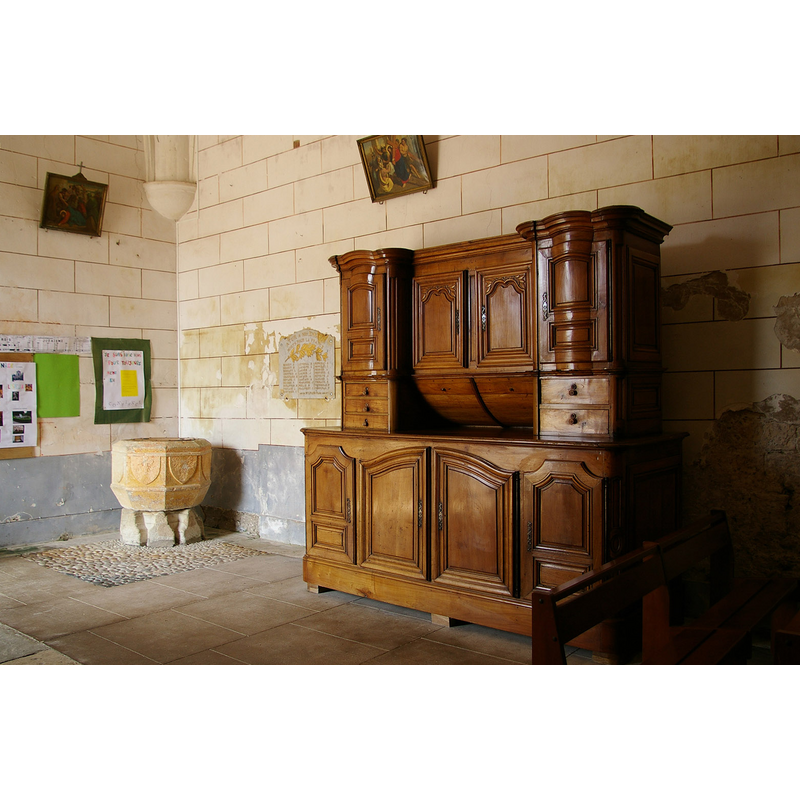 the sacristy furniture piece is listed in Palissy [ref.: PM24000011]: "Meuble de sacristie de style Louis XV, datant du 18e siècle"