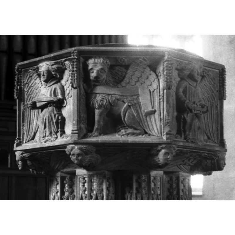 Mark's lion between two musical angels