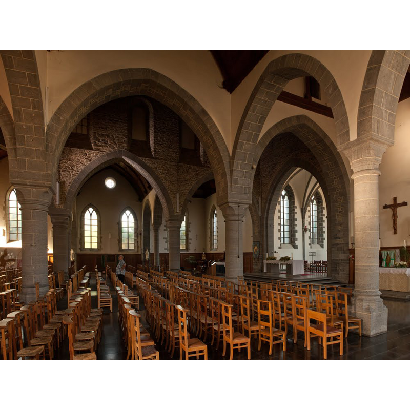 across the nave and two aisles