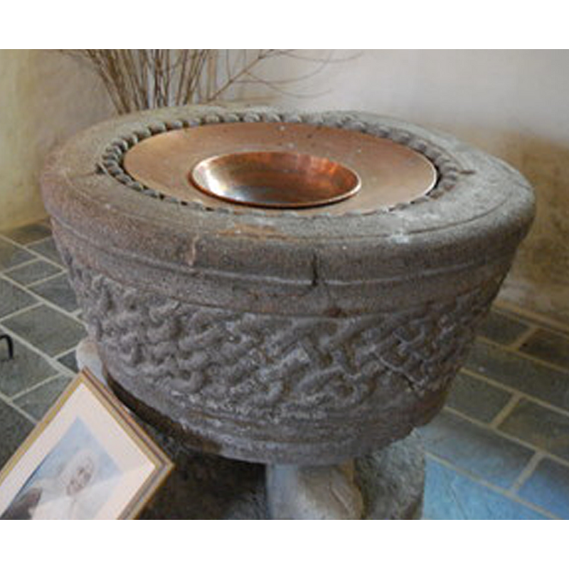 a row of ball motif all around the inner rim of the basin