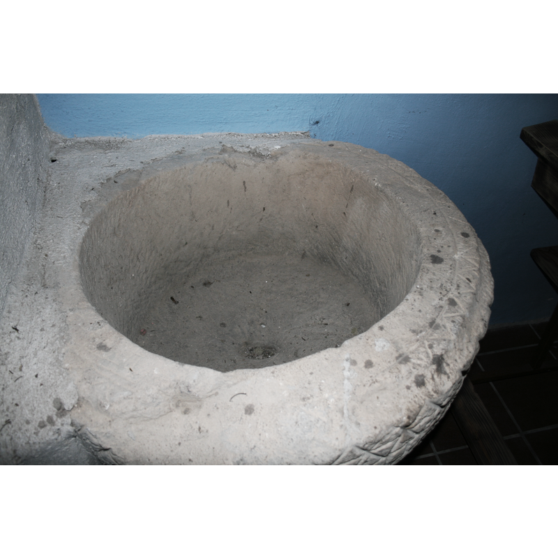 showing the blocked central drain hole