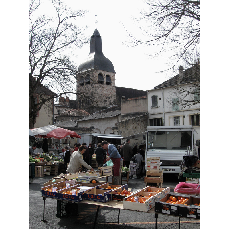 Photo caption: "La place de la Poterie un jour de marché et l'église Saint-Pierre, Montluçon"