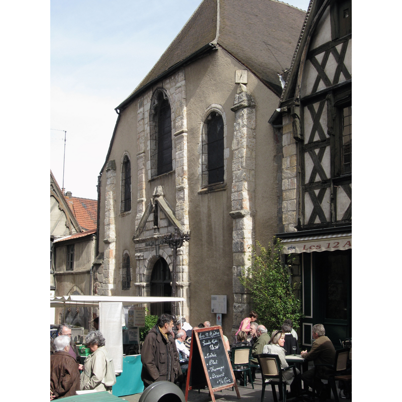 the 17th-century west façade at a southwest angle; the building is now sandwiched between attached buildings; on the right [south], the restaurant  'Les 12 Apôtres'