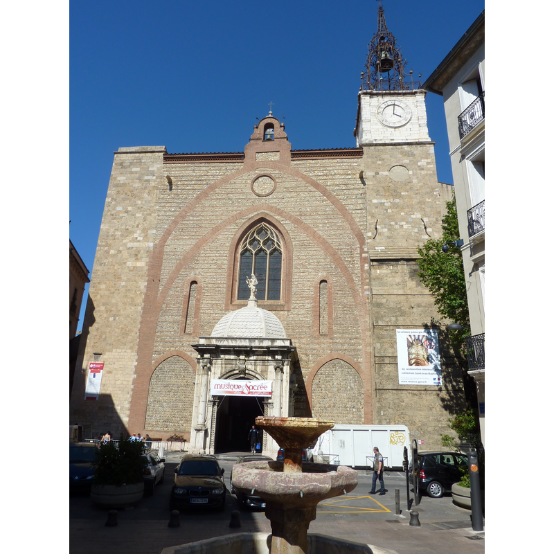 the main entrance on place Gambetta