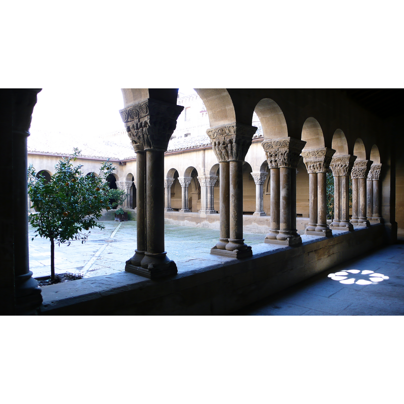 Photo caption: "Guarda las fieles proporciones del claustro románico"