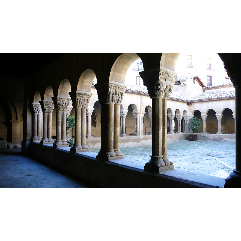 Photo caption: "A principios del siglo XII se construye este importante claustro románico. Atribuido al Maestro de San Juan de la Peña, o a su taller."