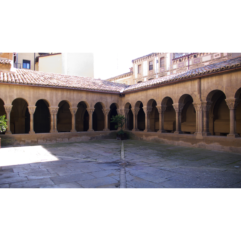 Photo caption: "En este claustro, centro de las meditaciones de Ramiro II, monje-rey, podemos contemplar dieciocho capiteles del siglo XII, del total de treinta y ocho."