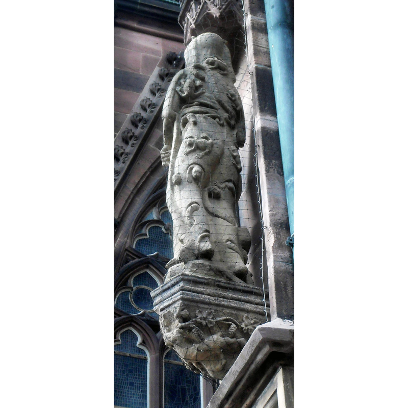 Photo caption: "Die Rückseite der Figur Frau Welt rechts neben dem Südportal des Wormser Doms in Rheinland-Pfalz (Deutschland)"