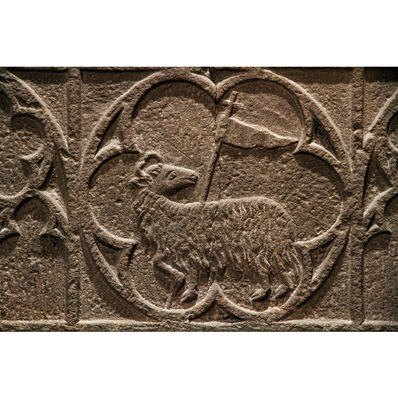 in a passant-regardant pose, on the front side of the basin, inside a six-lobe motif inscribed in a circle