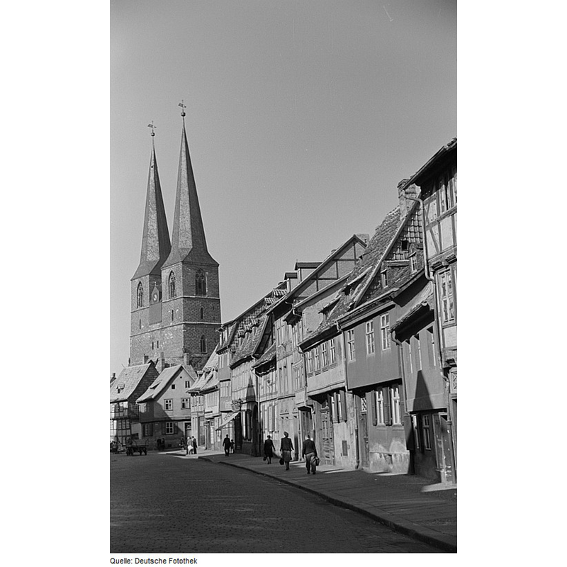 Photo caption: "Ansicht der Pölkenstraße, im Hintergrund die Nikolaikirche"