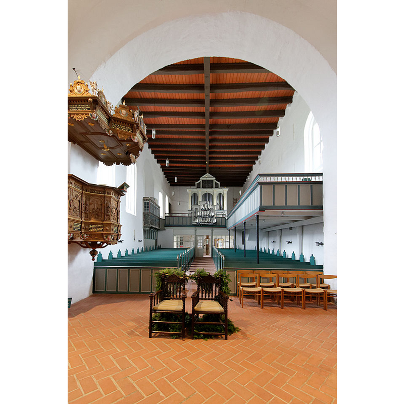 Photo caption: "Blick auf die Orgel / Kirche St. Johannis in Nieblum, Insel Föhr: Blick ins Langhaus, im Vordergrund Stühle für Hochzeitspaar."
