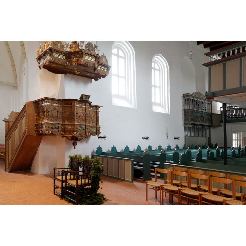 the early-17thC pulpit -- Photo caption: "Kanzel aus dem Jahr 1618 / Kanzel der St. Johannis-Kirche in Nieblum auf Föhr"