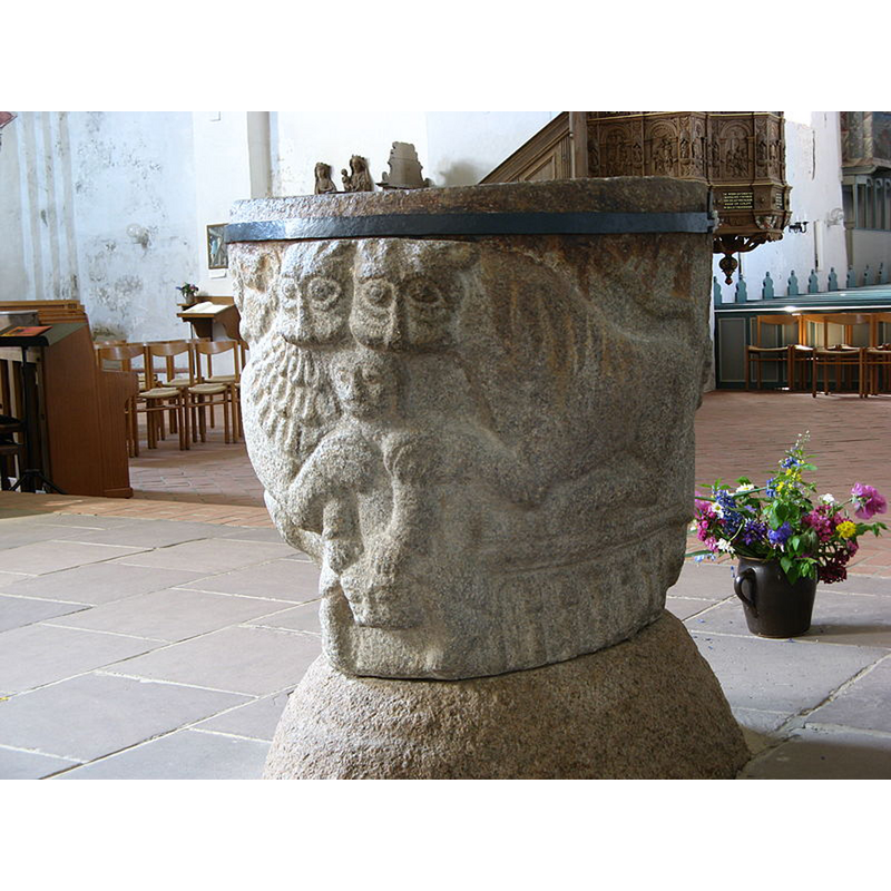 Photo caption: "Taufstein der Kirche / Taufstein der Kirche St. Johannis in Nieblum"