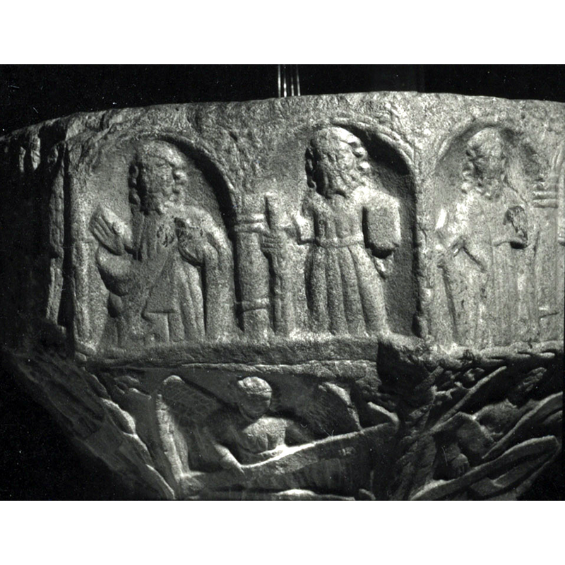 much of the detail in the carving has been eroded or broken off; the arch-heads, like the frames on the underbowl below, are chiefly made of a simple two-strand braid, but some of the capitals and the columns themselves are quite varied
