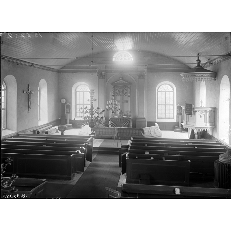 date unknown; probably early 20th-century -- the baptismal font is visible in the presbitery, left [north] side