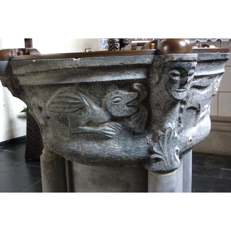 passant to the right; acanthus tongue