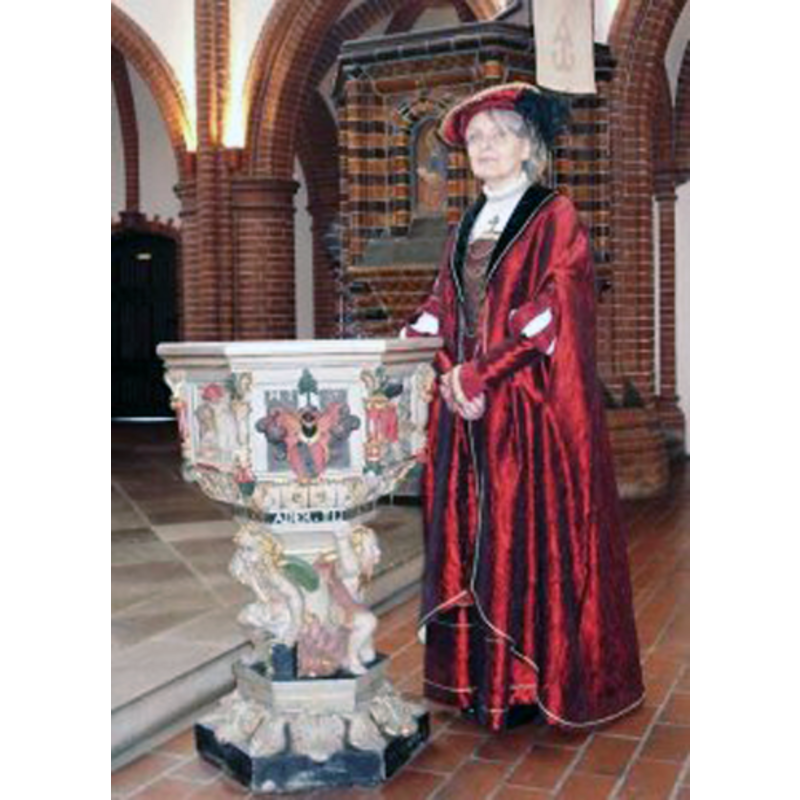 with Renate Tackmann (Stadtführerin) standing next to the font