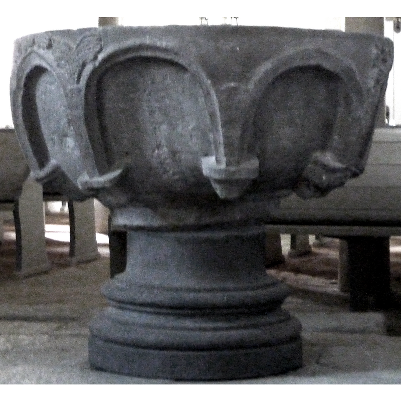 the arch-ends with simple capitals