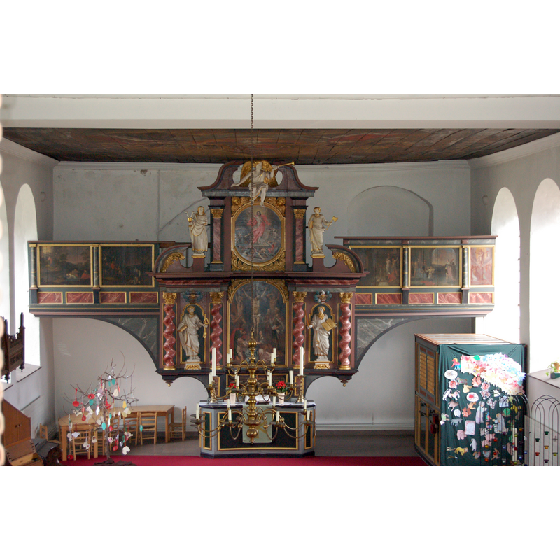 Photo caption: "Der Christian-Precht-Altar aus der Zeit vor 1685. Die vier großen Bilder stammen von den Hamburger Maler Paul Forkel."