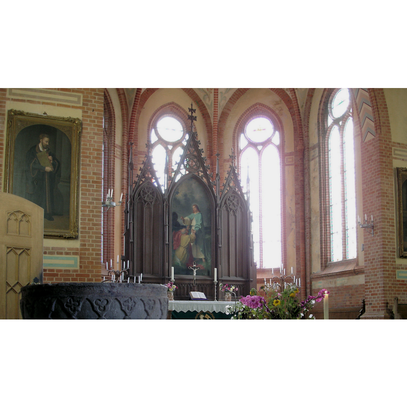 the top of the Gotic font and the neo-Gothic altar