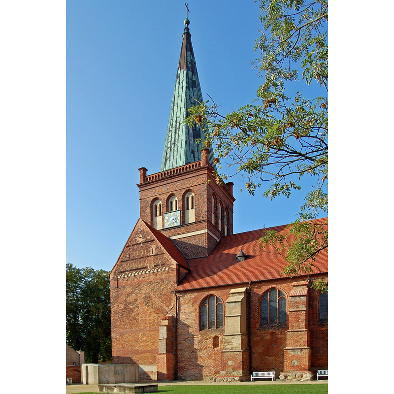 Photo caption: "Die Kirche befindet sich rückseitig des Marktplatzes und umfasst auch Kirchhof und Klosterhofbereich. Sie wurde um 1180 unter Fürst Jaromar I. als eine romanische Basilika mit Querschiff erbaut. Im Jahr 1193 wurde sie zur Klosterkirche Bergen geweiht. Sankt Marien gehört zu den frühesten Backstein-Kirchenbauten im norddeutschen Raum und ist zudem das älteste Gebäude Rügens. Mit dem 67,4 m hohen und von überall her weithin sichtbaren Kirchturm ist sie ein markantes Wahrzeichen in der Silhouette der Stadt Bergen. Von 1896 bis 1903 wurde die Kirche letztmalig im größeren Stil restauriert und ergänzt. 2004 wurde die Basilika in die "Europäische Route der Backsteingotik" aufgenommen und 2005 in das Denkmalpflegeprogramm "National wertvolle Kulturdenkmäler"."