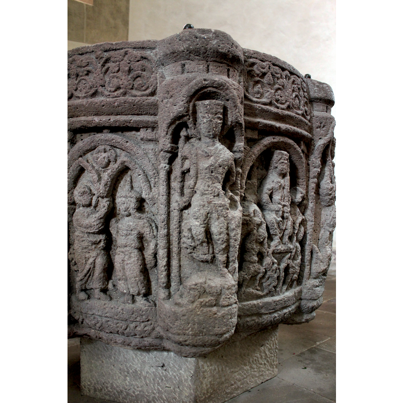 one of several arches on the basin side containing figures or scenes