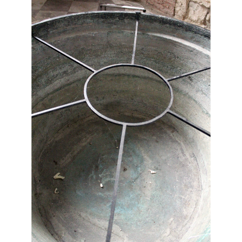 the modern radiated rack serves to support the baptismal dish used for baptisms