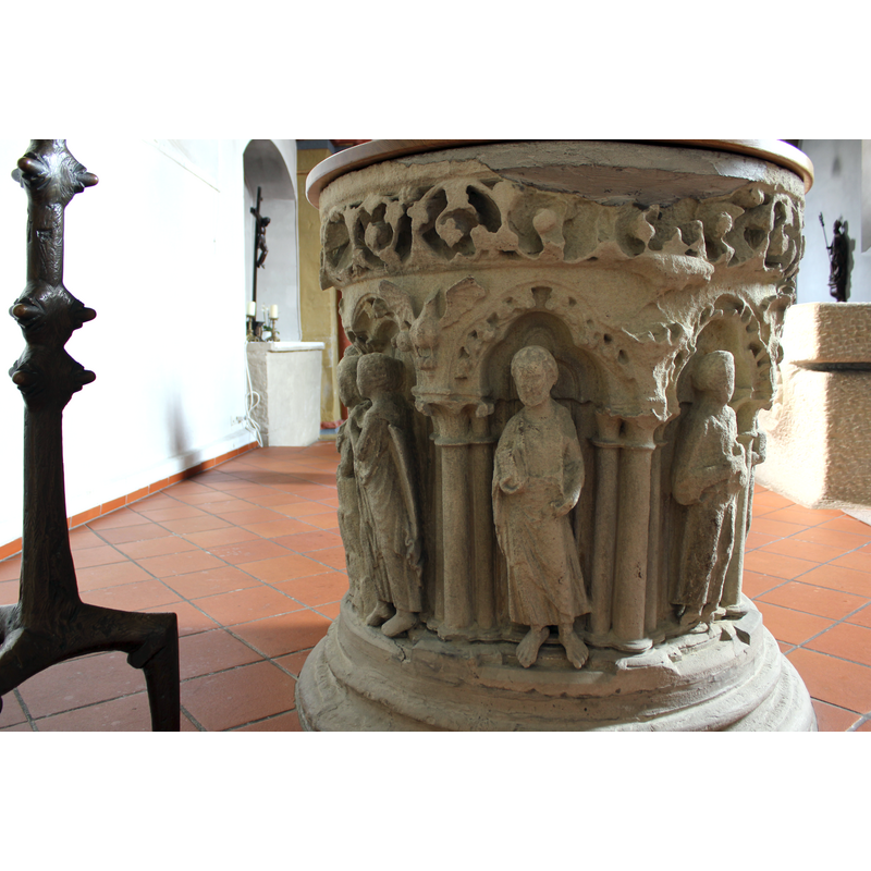 [NB: orientation is approximate] -- the angel from the Baptism of Christ scene is visible in the left arch; two unidentified prophets, apostles or saints occupy the two other arches
