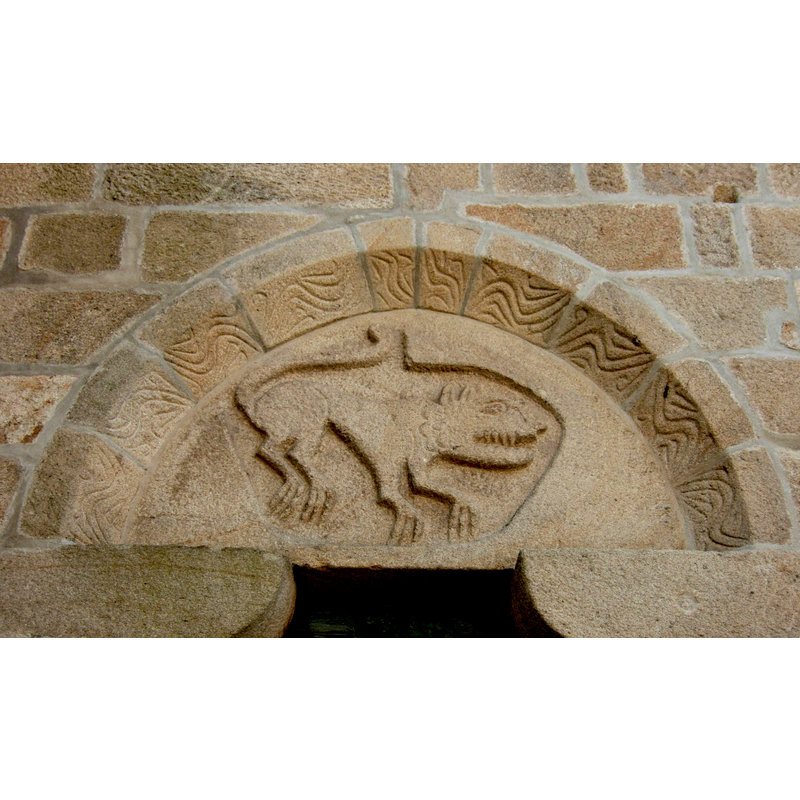 Source caption: "Portada septentrional. En el tímpano está representada, según algunos expertos, la figura de un lobo y, según otros, la de un león." [NB: not a wolf; definitely a lion]