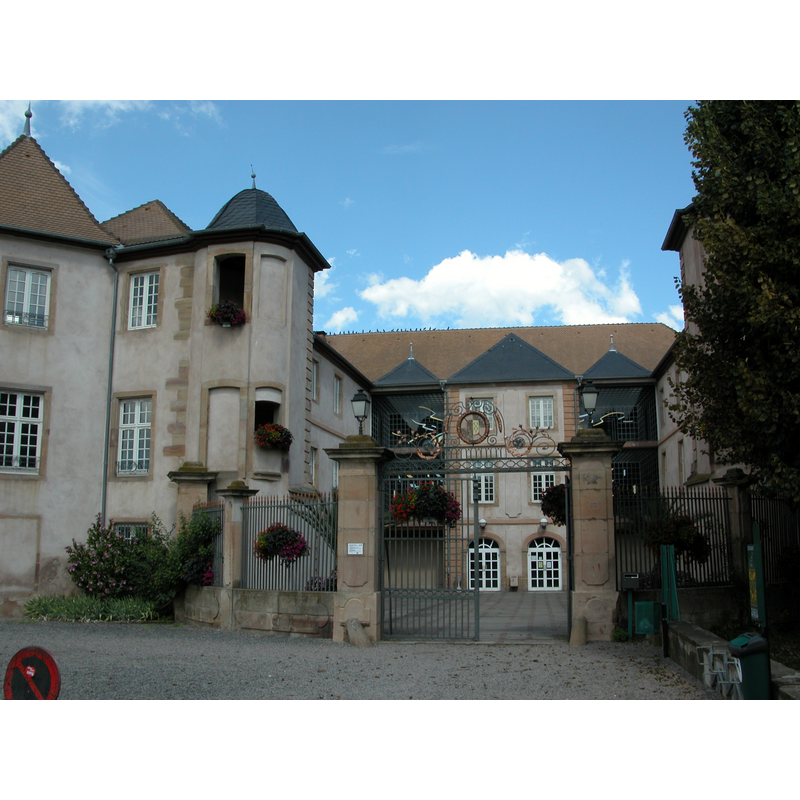 Source caption: "Château des Rohan in Mutzig. Elsass. Das Schloss wurde ursprünglich als Residenz des Bischofs Franz Egon von Fürstenberg erbaut und 1673 bezogen. Nachdem die Familie von Rohan das Bischofsamt von Straßburg übernahm, diente das Schloss als Residenz der Herzöge zu Armand Gaston , François-Armand , Louis Constantin und Louis René Édouard de Rohan , zwischen 1704 und 1790. In den letzten Jahrzehnten aber nur noch als Nebenresidenz. Während der Französischen Revolution wurde das Schloss geplündert, enteignet und versteigert. 1799 wurde es von den Gebrüdern Coulaux erstanden. Vom 20. April 1801 bis 1870 (Beginn des Deutsch-Französischer Krieges) diente das Schloss als Waffenmanufaktur. Hier wurden die berühmten Chassepot-Gewehre hergestellt. Heute beherbergt das Schloss das städtische Museum von Mutzig (mit einer großen Gewehrsammlung) und verschiedene kulturelle Einrichtungen."