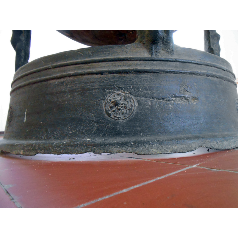 one of seven 'sides', i.e., the portion that corresponds to one of the seven medallion motifs on the lower base ring