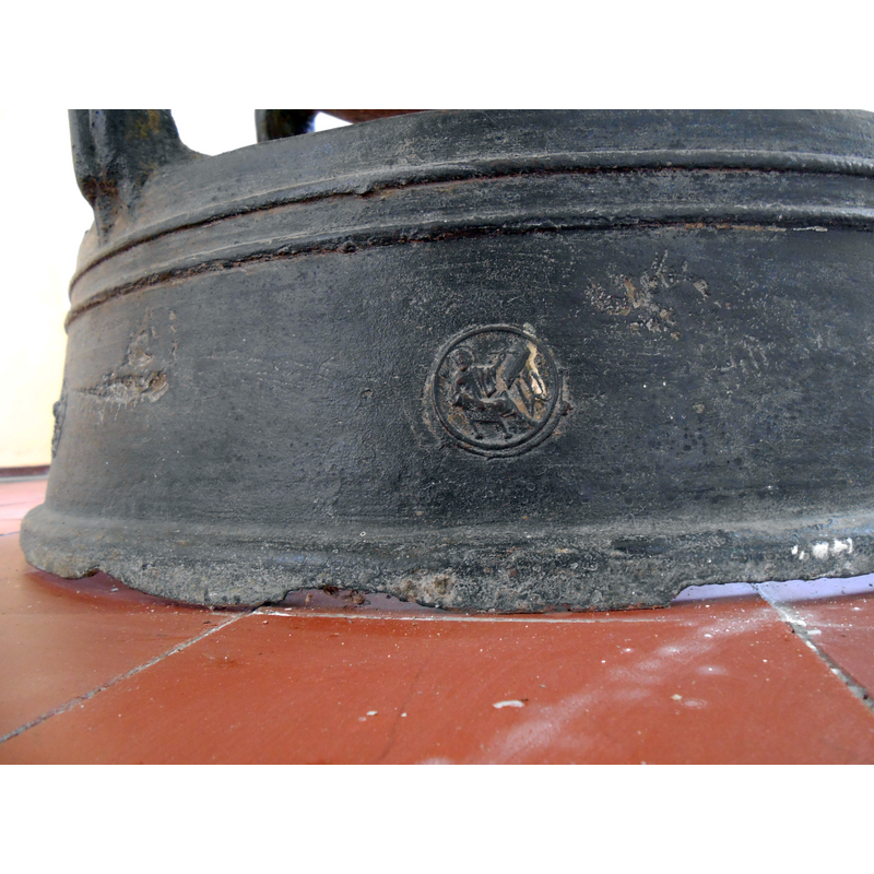 one of seven 'sides', i.e., the portion that corresponds to one of the seven medallion motifs on the lower base ring