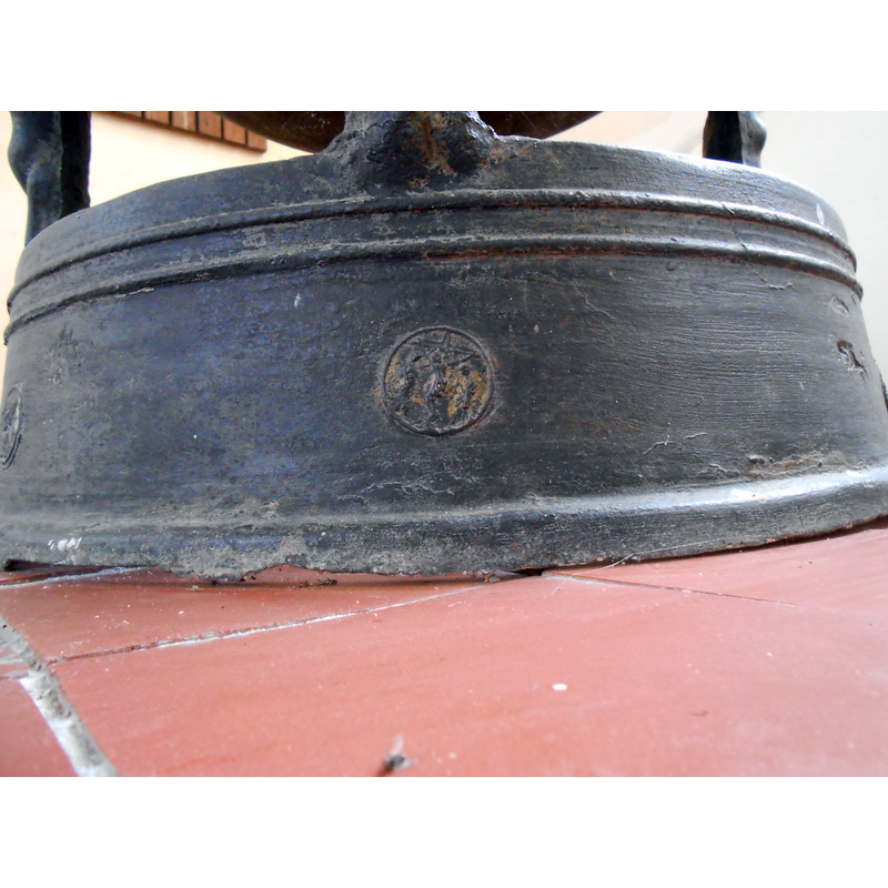 one of seven 'sides', i.e., the portion that corresponds to one of the seven medallion motifs on the lower base ring