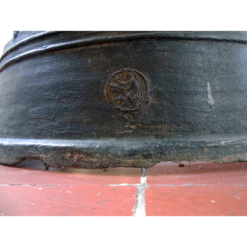 one of seven 'sides', i.e., the portion that corresponds to one of the seven medallion motifs on the lower base ring