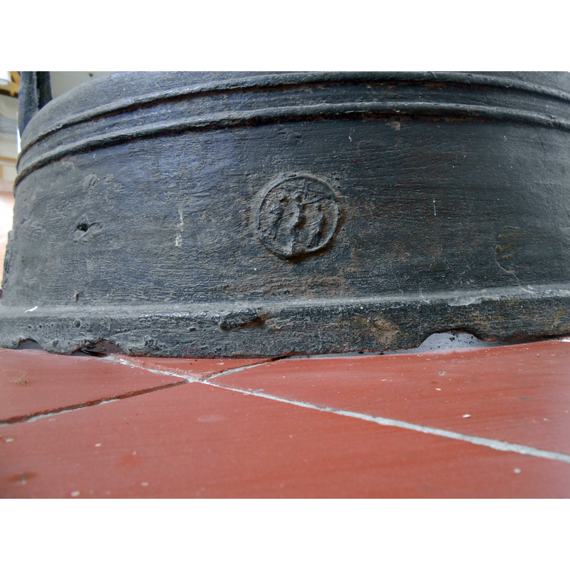 one of seven 'sides', i.e., the portion that corresponds to one of the seven medallion motifs on the lower base ring