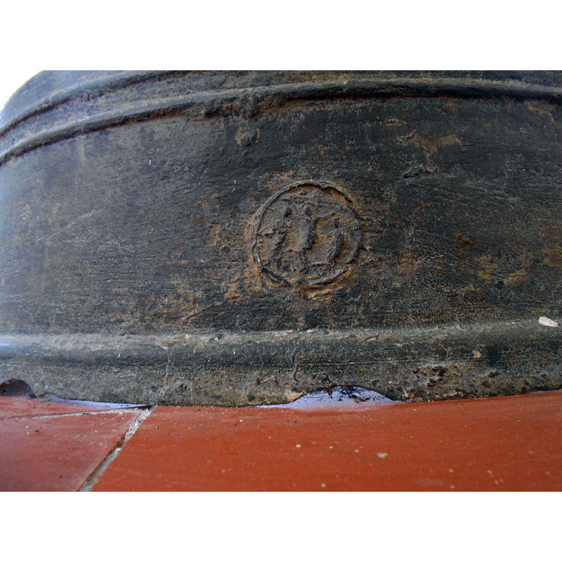 one of seven 'sides', i.e., the portion that corresponds to one of the seven medallion motifs on the lower base ring